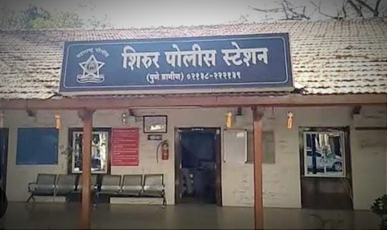 शिरुरमधे धारदार हत्याराने एकाला मारहाण करण्यात आली आहे. आरोपींवर शिरुर पोलिस स्टेशनला गुन्हा दाखल करण्यात आला आहे . यावेळी फिर्यादी कैलास महादेव शेळके यांनी शिरुरमधे ' आमच्या गावात कसे राहतोस तेच बघतो ' असे म्हणत धारदार हत्याराने मारहाण केली गेली आहे. अशी माहिती पोलीस सुत्रांनी दिली आहे. तर शिरुर तालुक्यातील दुसर्या एका घटनेमधे 35000 रुपये रोख व 35000 रुपयांचे सोन्याचे दागीने यांची चोरी झाली आहे.