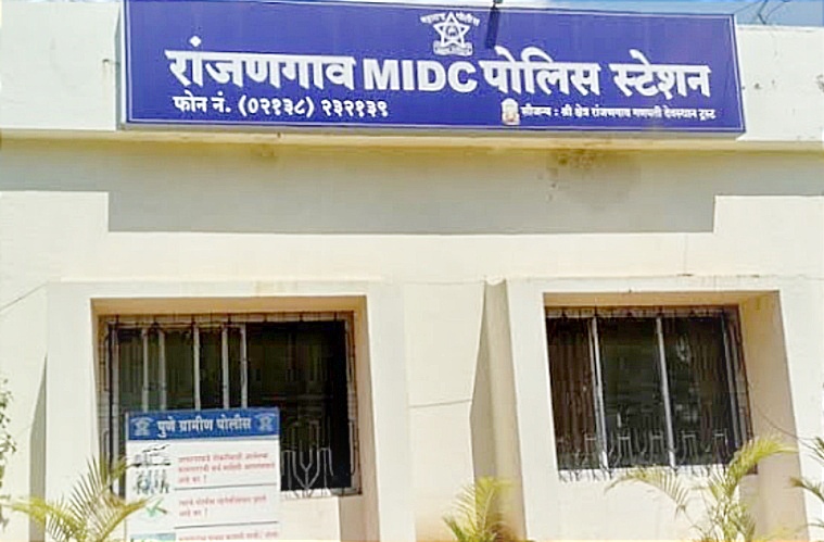 ओला उबेर कंपणीच्या गाड्या बुक करुन चालकांना लुटणारा रांजणगांव गणपती एम आय डी सी पोलिसांनी जेरबंद केला आहे.हा मोबाईल चोर ओला उबेर कंपणीची गाडी पुण्यातुन बुक करत होता . रांजणगावला देवदर्शनाला म्हणून  आणत होता.तिथे चालकाला मारहाण करुन मोबाईल लुटत होता ...पण ! पुढे काय घडले ते वाचा....