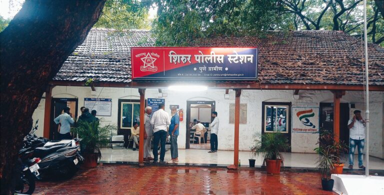 शिरुर बायपास जवळ 3 लाख रुपयांचे सोन्याचे दागिने चोरीला गेले आहेत. तर रांजणगाव एम आई डी सी जवळ 'माथाडीची पावती' म्हणुन पैसे वसुल केले गेले आहेत. हा राजणगाव एम आई डी सी मधे 'खंडणी ' वसुल करण्याचा प्रकार आहे का?असा प्रश्न निर्माण होत आहे. तसेच शिरुर मधील 19 वर्षीय तरुणी घर सोडुन गेली असल्याची घटना घडली आहे. 