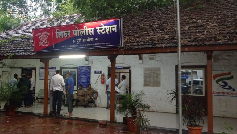 शिरुर मधे एकास , ' मागुन येउन जोरदार धक्का दिला गेला.त्याच बरोबर मोबाईल व पैसे काढून घेतले.नंतर वाचा पुढे काय घडवले ते ! दरम्यान शिरुर पोलीस स्टेशन मधे धक्का देणार्या विरुद्ध गुन्हा दाखल करण्यात आला आहे. हे शिरूर शहरातील पाण्याच्या टाकीजवळ घडले आहे.त्यामुळे धक्का देणार्यावरशिरुर पोलीस स्टेशन मधे गुन्हा नोंद आला आहे. शिरूर पोलीस पुढील तपास करत आहेत.