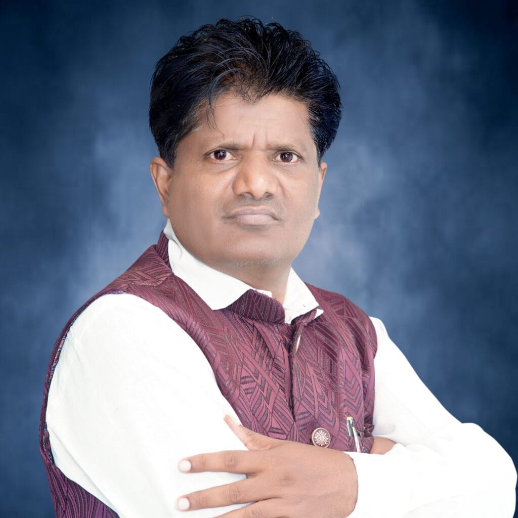 शिरुर तालुक्यातील न्हावर्याजवळील एका गावातुन ,' काॅलेजला जाते ' म्हणुन एक तरुणी घरातुन निघुन गेली आहे. परंतु ती घरी न आल्याने तिच्या पालकांनी शिरुर पोलिस स्टेशनमधे ती माहिती दिली आहे. तर शिरुर तालुक्यातच दुसर्या घटनेत रांजणगाव सांडस येथे , 'जिवंत न सोडण्या'ची धमकी एकास देवुन मारहाण करण्यात आली आहे. शिरुर पोलिस स्टेशनचे पोलिस निरिक्षक श्री.संदेश केंजळे यांच्या मार्गदर्शनाखाली पुढील तपास सुरू आहे. मात्र वारंवार तरुण मुली 'मिसींग' होण्याच्या घटना घडत असल्याने पालकांमधे आपल्या शाळा काॅलेजला व कामासाठी बाहेर पडणार्या मुलींबाबत चिंता वाढीस लागलेली आहे. तरुण मुलींकडूनही स्वतःची काळजी घेणे आणि बेजबाबदारपणे घर सोडुन जाणे ही बाब चांगली नाही.असे नागरिकांचे मत आहे.