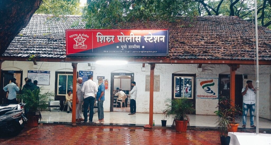 ब्रेकिंग न्यूज: १० वर्षाच्या मुलीचे अपहरण करण्यात आले होते.मात्र  शिरुर पोलिसांची जलद कारवाई करत तीन आरोपींना अटक केली आहे.आरोपींनी 10 वर्षीय मुलीला बेलापूर, मुंबई येथे नातलगांकडे ठेवले होते. शिरुर पोलिसांकडुन सी सी टिव्ही व तांत्रिक विश्लेषणाद्वारे आरोपींचा माग काढण्यात आला.नंतर बेलापूर मुंबई येथे शिताफीने आरोपींना थांगपत्ता लागु न देता पकडण्यात आले.शिरुर पोलिसांनी पुन्हा एकदा ,' धडाकेबाज एक्शन ' केली आहे.शिरुर मधील नागरिक पोलिसांचे अभिनंदन करत आहेत. 