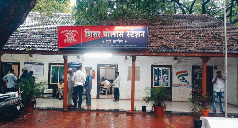 ब्रेकिंग न्यूज: १० वर्षाच्या मुलीचे अपहरण करण्यात आले होते.मात्र  शिरुर पोलिसांची जलद कारवाई करत तीन आरोपींना अटक केली आहे.आरोपींनी 10 वर्षीय मुलीला बेलापूर, मुंबई येथे नातलगांकडे ठेवले होते. शिरुर पोलिसांकडुन सी सी टिव्ही व तांत्रिक विश्लेषणाद्वारे आरोपींचा माग काढण्यात आला.नंतर बेलापूर मुंबई येथे शिताफीने आरोपींना थांगपत्ता लागु न देता पकडण्यात आले.शिरुर पोलिसांनी पुन्हा एकदा ,' धडाकेबाज एक्शन ' केली आहे.शिरुर मधील नागरिक पोलिसांचे अभिनंदन करत आहेत. 