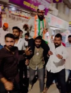 माऊली आबा कटके यांच्यावर शिरूरची तरुणाई फिदा तरुण कार्यकर्त्यांनी आबांना खांद्यावर घेत काढली मिरवणूक ! (पहा व्हिडीओसह) 