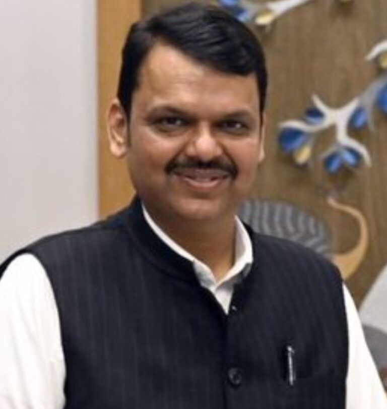 एकनाथ शिंदे आता मोदी आणि शहा यांना आपल्या तालावर नाचवणार अशी चिन्हे महाराष्ट्राच्या आणि देशाच्या राजकारणात दिसायला सुरुवात झाली आहे . महाराष्ट्रातील निवडणुका झाल्या. महाराष्ट्रामध्ये भारतीय जनता पक्षाला 132 जागा एकट्याला मिळाल्या. एकनाथ शिंदे यांना आणि अजित दादा पवार यांना जागा मिळाल्या. त्यानंतर आता नियमाप्रमाणे भारतीय जनता पक्षाला सर्वाधिक जागा मिळालेल्या असल्यामुळे भारतीय जनता पक्षाचे श्री. देवेंद्र फडणवीस यांची मुख्यमंत्री पदी निवड होणे हे क्रम पात्र होते. परंतु तसे होणार नाही.