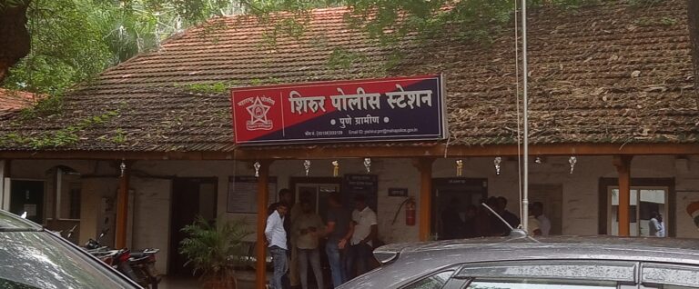 Shirur Taluka Crime: पती शिरूर तालुक्यातील शिनगरवाडी येथे पती-पत्नीच्या वादातून पतीने रागाच्या भरात घरसामान पेटवले. पत्नीने त्याच्या विरोधात पोलिस तक्रार दाखल केली असून, पोलीस पुढील तपास करत आहेत.