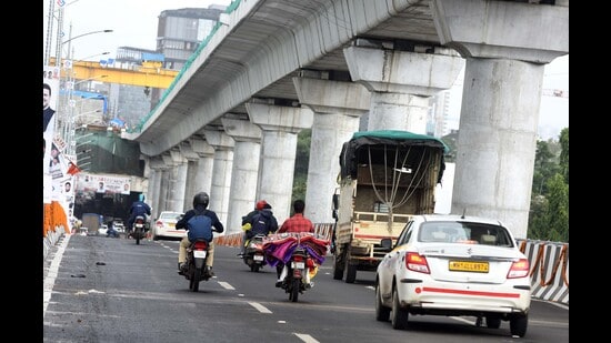 " पुणे–शिरूर 54 किमी Elevated Corridor / उड्डाणपूल प्रकल्प: वेळेची बचत, वाहतुकीतील बदल, आर्थिक व औद्योगिक विकास — फायदे, आव्हाने व भविष्यातील दृष्टी."