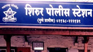 " शिरूर कवठे येमाई रोड अपघातात २४ वर्षीय किरण जोगी यांचा मृत्यू तर एक जखमी. अष्टविनायक हायवेवरील रात्रीच्या अपघाताची सविस्तर माहिती."