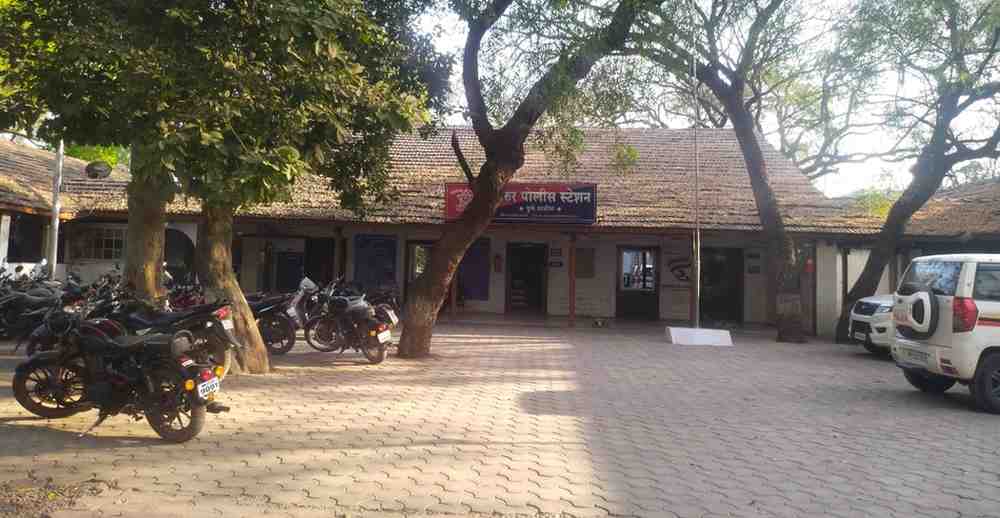 Breaking Shirur Crime संदर्भात शिरूर पोलीस स्टेशन परिसराचे दृश्य