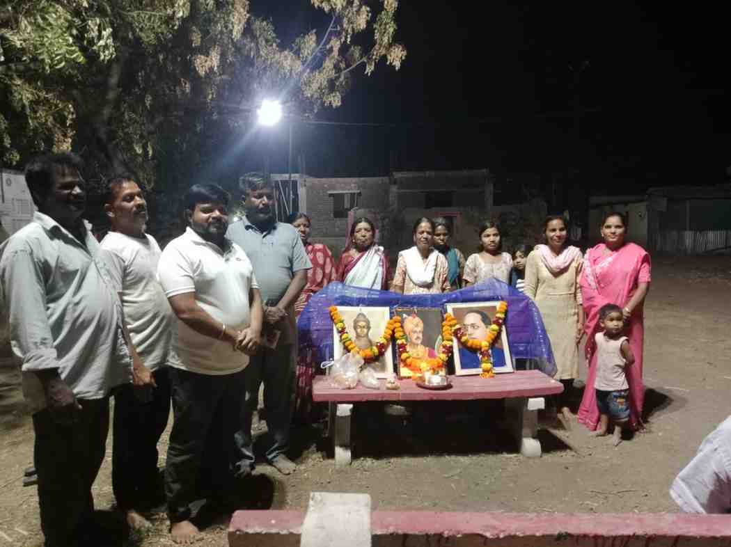 Samrat Ashok Jayanti जांबुत येथे सम्राट अशोक जयंतीनिमित्त प्रतिमांचे पूजन करून कार्यकर्त्यांनी अभिवादन केले