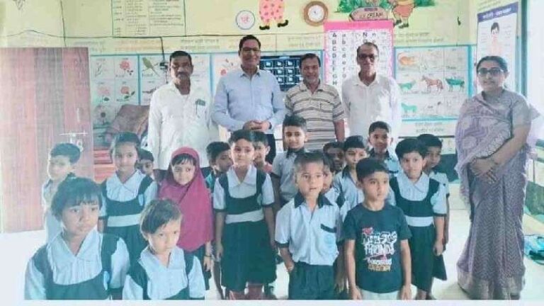 Peth Anganwadi Good Manners Training children with senior citizens Walwa Sangli