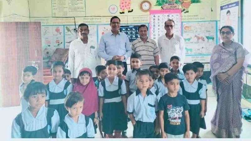 Peth Anganwadi मध्ये Senior Citizens कडून Good Manners Training ; मुलांना संस्कारांचे Live Learning 2 Peth Anganwadi Good Manners Training children with senior citizens Walwa Sangli