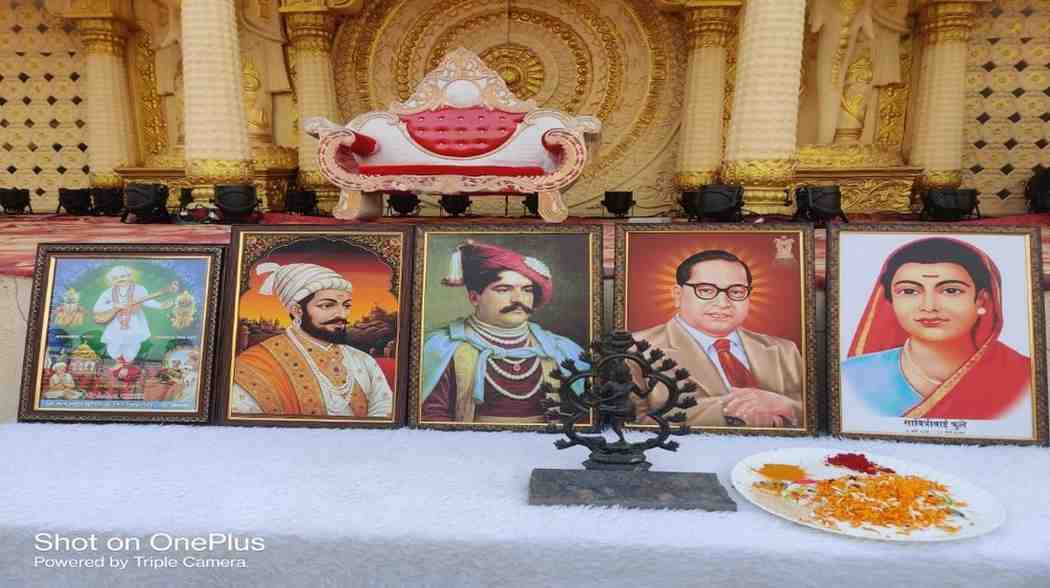 शिरूर तालुक्यात आयोजित भव्य सांस्कृतिक कार्यक्रम रात्री आकर्षक लाईटिंग आणि सजवलेल्या स्टेजमुळे विशेष ठरला. कार्यक्रमात नागरिकांची मोठी उपस्थिती दिसून आली असून सांस्कृतिक वातावरणाने परिसर उजळून निघाला.