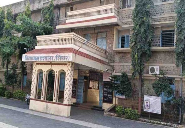 Vidyadham Prashala Shirur SSC Result 2026: विद्याधाम प्रशाला शिरूर इमारतीचे दृश्य, दहावी बोर्ड परीक्षेतील उत्कृष्ट निकालानंतरचा फोटो.