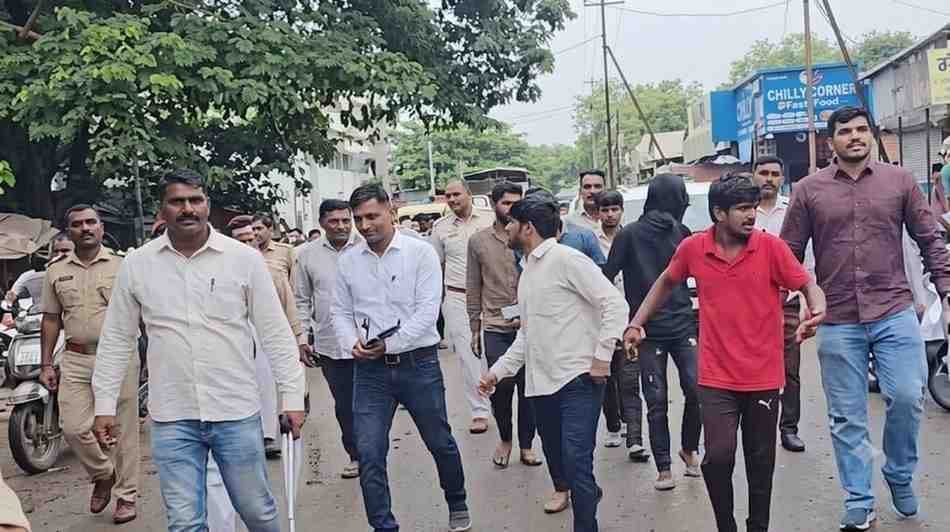 Karade Firing Case मध्ये अटक केलेल्या आरोपींना शिरूर पोलिसांनी शहरातून नेताना दिसत आहेत.