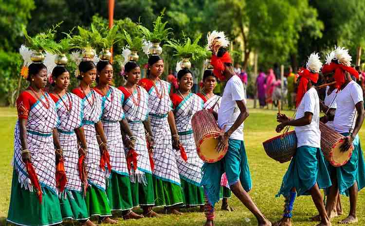 विश्व आदिवासी दिवस 2026 निमित्त पारंपरिक वेशभूषेतील आदिवासी महिला आणि लोककलावंत