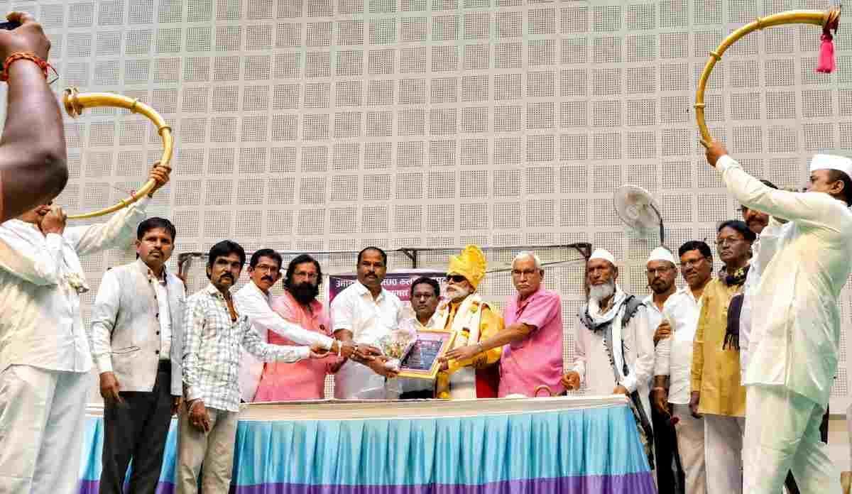 Jivangaurav Award:शाहीर रामहारी भाट पेडकर यांना जीवनगौरव पुरस्कार प्रदान करताना मान्यवर