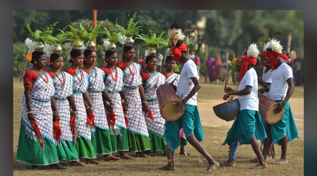World Indigenous Day 2026 निमित्त पारंपरिक वेशभूषेतील आदिवासी महिला आणि लोककलावंत